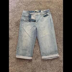 Stylish Light Blue Denim Capris for Casual Summer Wear